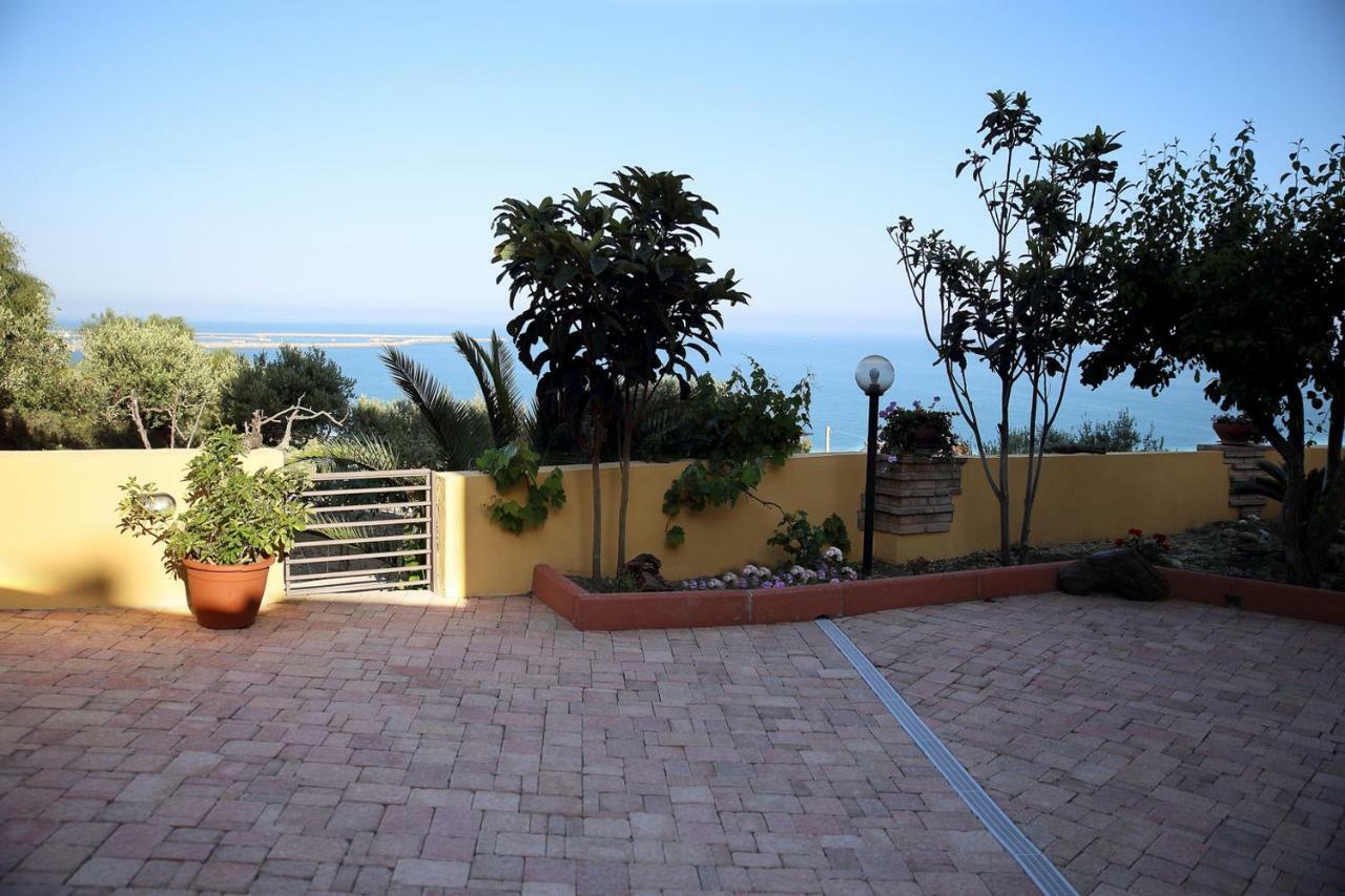 Villa Yellow House Ликата Экстерьер фото
